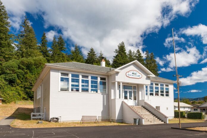 elementary school building exterior (photo)