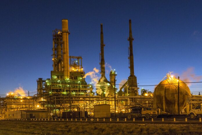 oil refinery at dusk (photo)